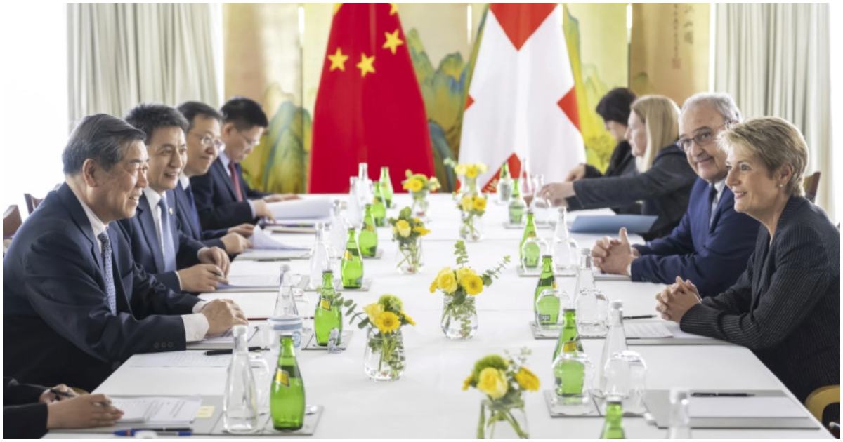 সুইজারল্যান্ডের জেনেভায় শনিবার বাণিজ্য আলোচনায় চীন ও অ্যামেরিকার প্রতিনিধিদলের সদস্যরা। ছবি: দ্য ভাইবস