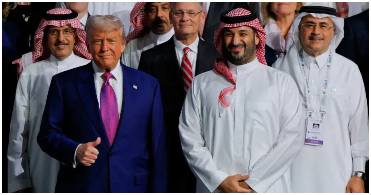 মধ্যপ্রাচ্য সফরের প্রথম দিন মঙ্গলবার সৌদি আরবে দেশটির যুবরাজ মোহাম্মদ বিন সালমানসহ জ্যেষ্ঠ কর্মকর্তাদের সঙ্গে অ্যামেরিকার প্রেসিডেন্ট ডনাল্ড ট্রাম্প। ছবি: রয়টার্স