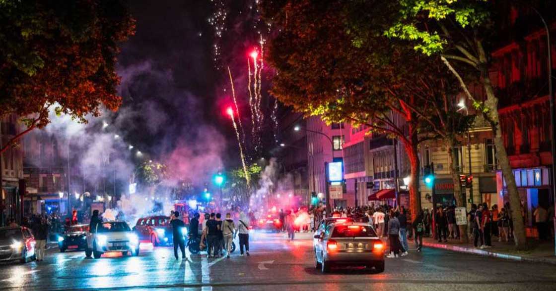 প্যারিসে চ্যাম্পিয়ন্স লিগ জয় উদযাপন করছেন পিএসজি সমর্থকেরা। ছবি: এএফপি