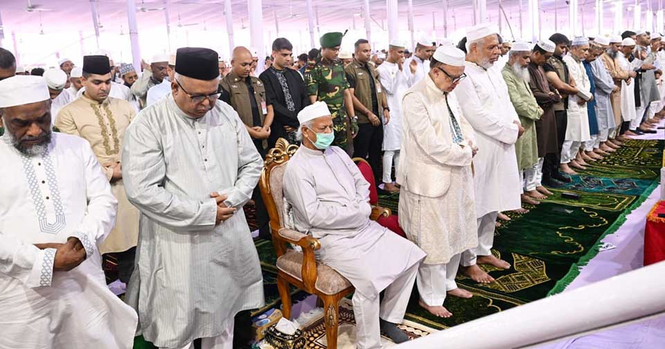 জাতীয় ঈদগাহে শনিবার পবিত্র ঈদুল আজহার নামাজ আদায় করেছেন অন্তর্বর্তী সরকারের প্রধান উপদেষ্টা অধ্যাপক ড. মুহাম্মদ ইউনূস। প্রেস সচিব শফিকুল আলমের ফেসবুক পেইজ থেকে