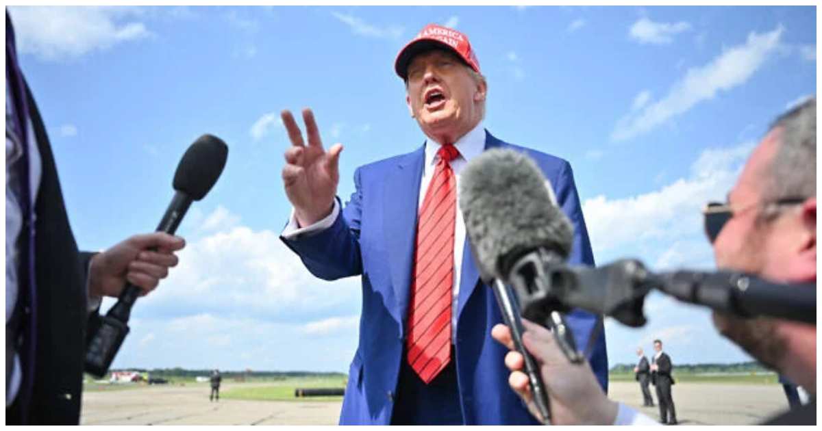 নিউ জার্সির মরিসটাউনে অবস্থিত মরিসটাউন মিউনিসিপ্যাল এয়ারপোর্টে শুক্রবার সংবাদকর্মীদের সঙ্গে কথা বলেন প্রেসিডেন্ট ডনাল্ড ট্রাম্প। ছবি: মান্ডেল এনগান/এএফপি