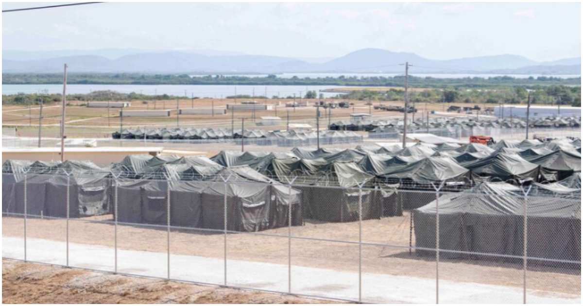 কিউবার গুয়ানতানামো বের অ্যামেরিকান নৌ ঘাঁটিতে আটক অভিবাসীদের জন্য নির্মিত তাঁবু। ছবি: রয়টার্স