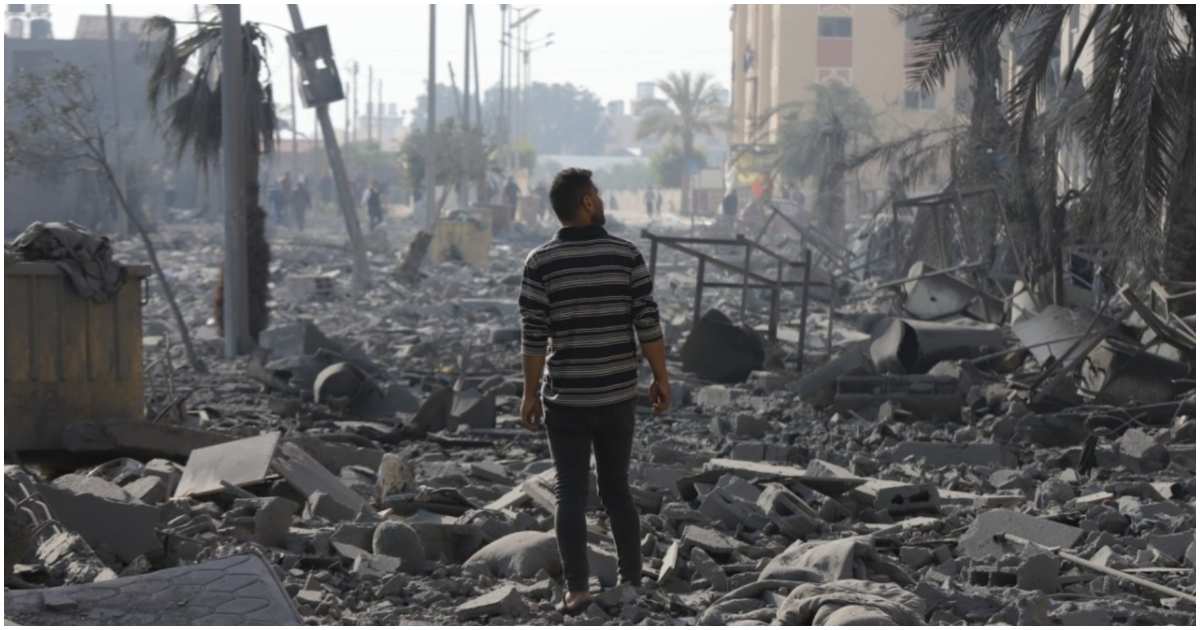 গাজায় ধ্বংসস্তূপে দাঁড়ানো এক ফিলিস্তিনি। ফাইল ছবি