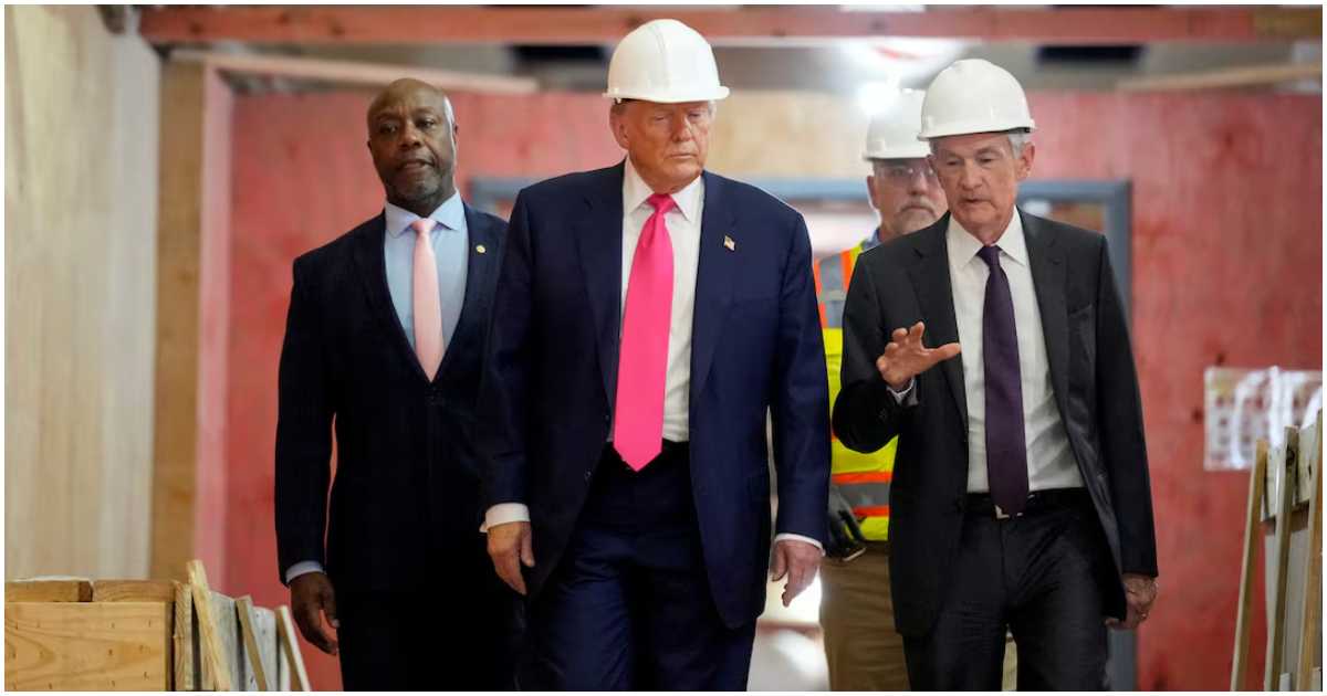 ফেডারেল রিজার্ভ চেয়ারম্যান জেরম পাওয়েলের (ডানে) সঙ্গে বৃহস্পতিবার কেন্দ্রীয় ব্যাংকের চলমান সংস্কারকাজ পরিদর্শনে প্রেসিডেন্ট ডনাল্ড ট্রাম্প। ছবি: রয়টার্স