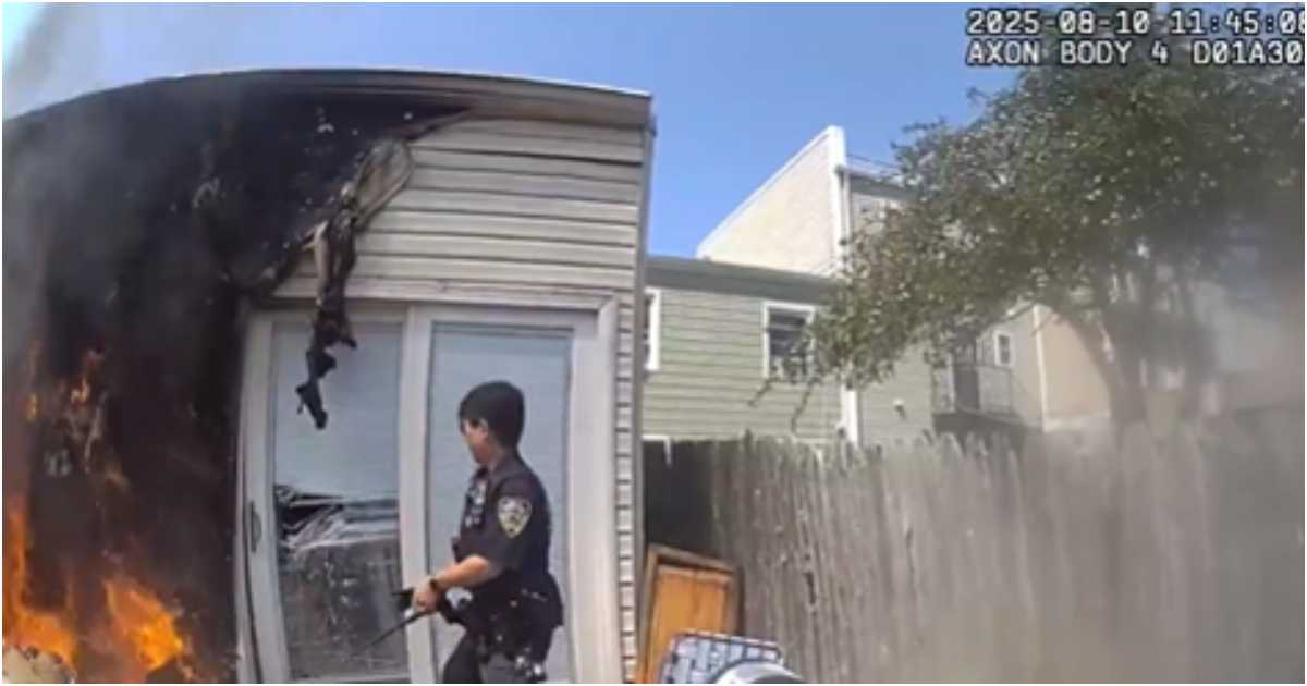 গৃহস্থালি একটি সরঞ্জাম দিয়ে কাচের দরজায় আঘাত করেন এক পুলিশ কর্মকর্তা। এতে ভেঙে যায় দরজার একাংশ। ছবি: এনওয়াইপিডি