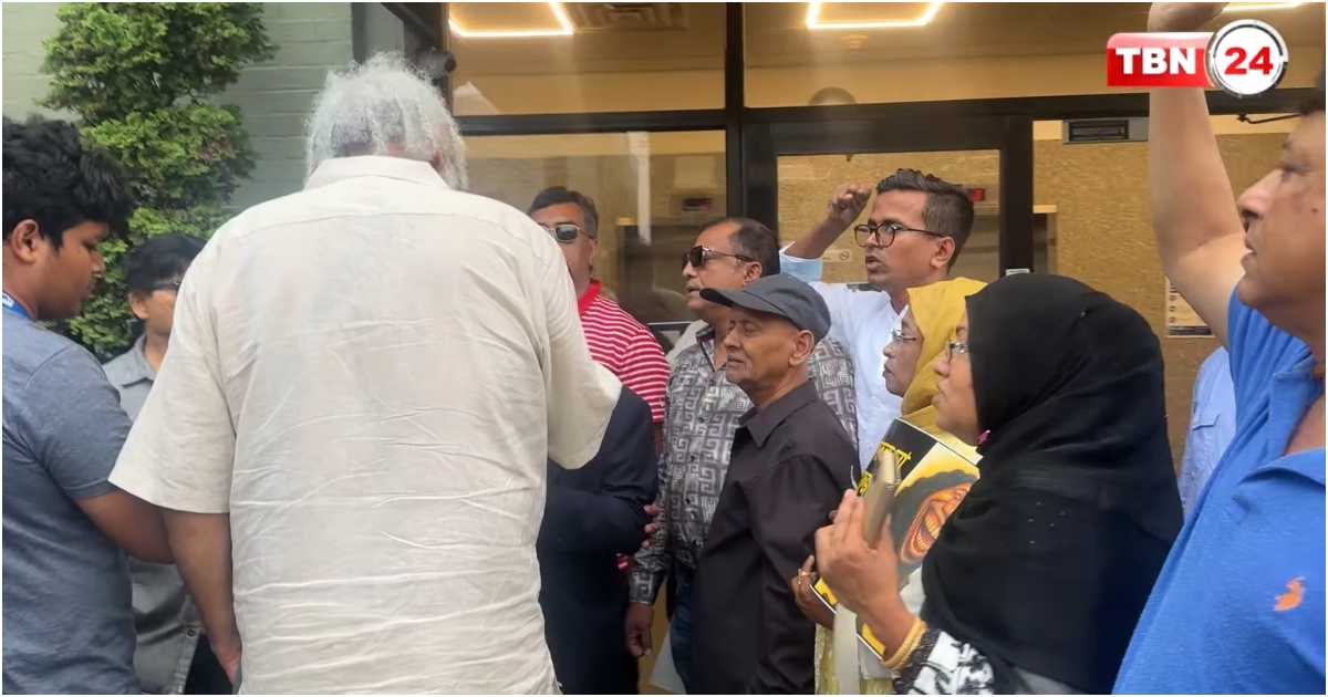 নিউ ইয়র্ক সিটিতে বাংলাদেশ কনস্যুলেট অফিসে রবিবার তথ্য ও সম্প্রচার উপদেষ্টা মাহফুজ আলমের মতবিনিময় সভার সময় বাইরে আওয়ামী লীগের নেতা-কর্মীদের স্লোগান দিতে দেখা যায়। ছবি:  টিবিএন