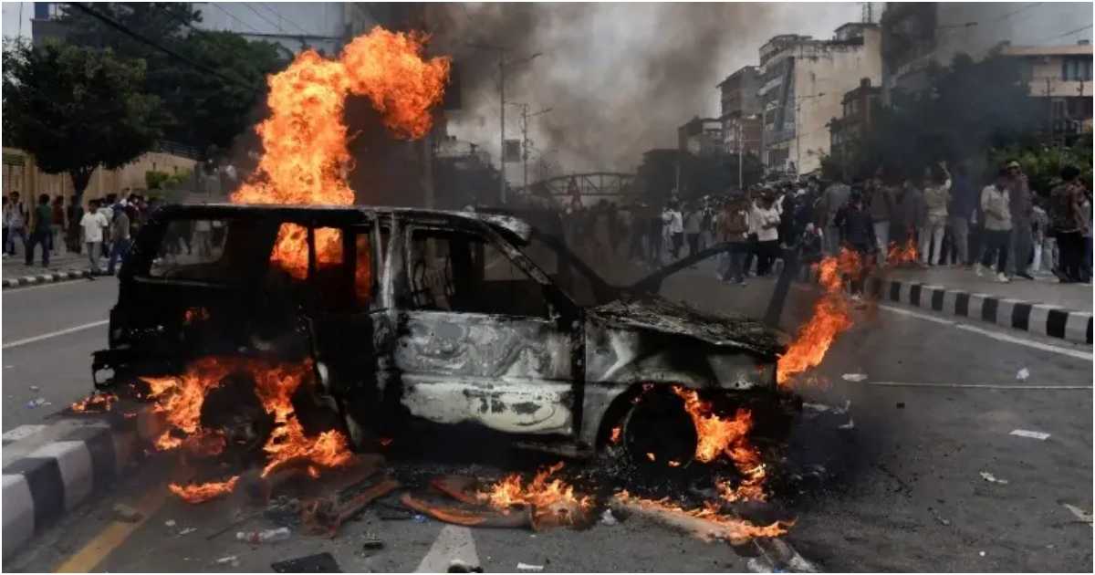 নেপালের রাজধানীতে কাঠমান্ডুতে সোমবার বিক্ষোভের সময় আগুন ধরিয়ে দেওয়া হয় গাড়িতে। ছবি: রয়টার্স