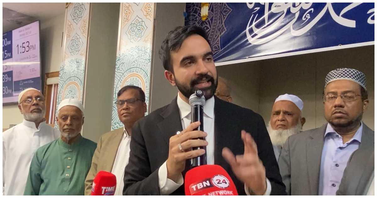 নিউ ইয়র্কের জ্যামাইকা মুসলিম সেন্টারে শুক্রবার জুমার নামাজ আদায় করে বক্তব্য দেন ডেমোক্র্যাটিক পার্টির মেয়র পদপ্রার্থী জোরান মামদানি। ছবি: টিবিএন