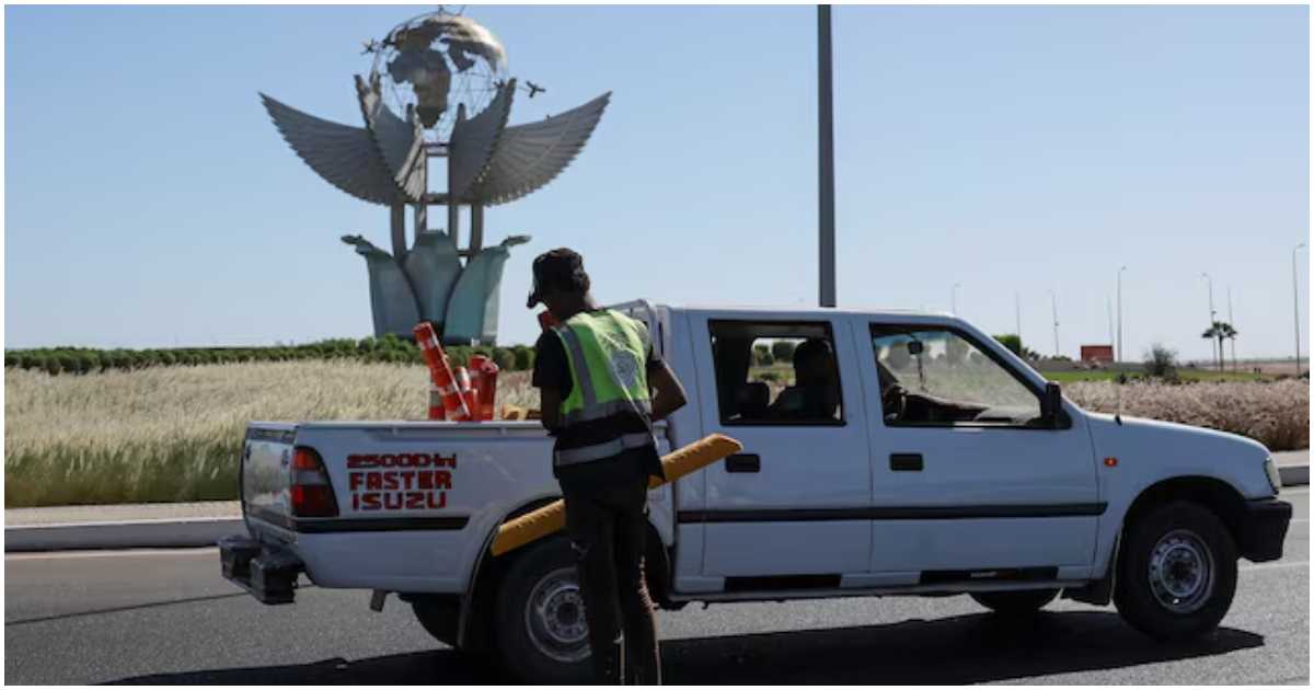 গাজা নিয়ে আন্তর্জাতিক সম্মেলনের আগে ১১ অক্টোবর শারম এল শেখের পিস স্কয়ারের কাছে এক নগর কর্মী। ছবি: রয়টার্স