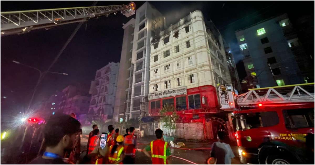মিরপুর ১১ নম্বরের কালশী রোডের ভবনটিতে শুক্রবার রাত ১০টা ১২ মিনিটে আগুন ধরার খবর পেয়ে ঘটনাস্থলে যায় ফায়ার সার্ভিস। ছবি: ফায়ার সার্ভিস