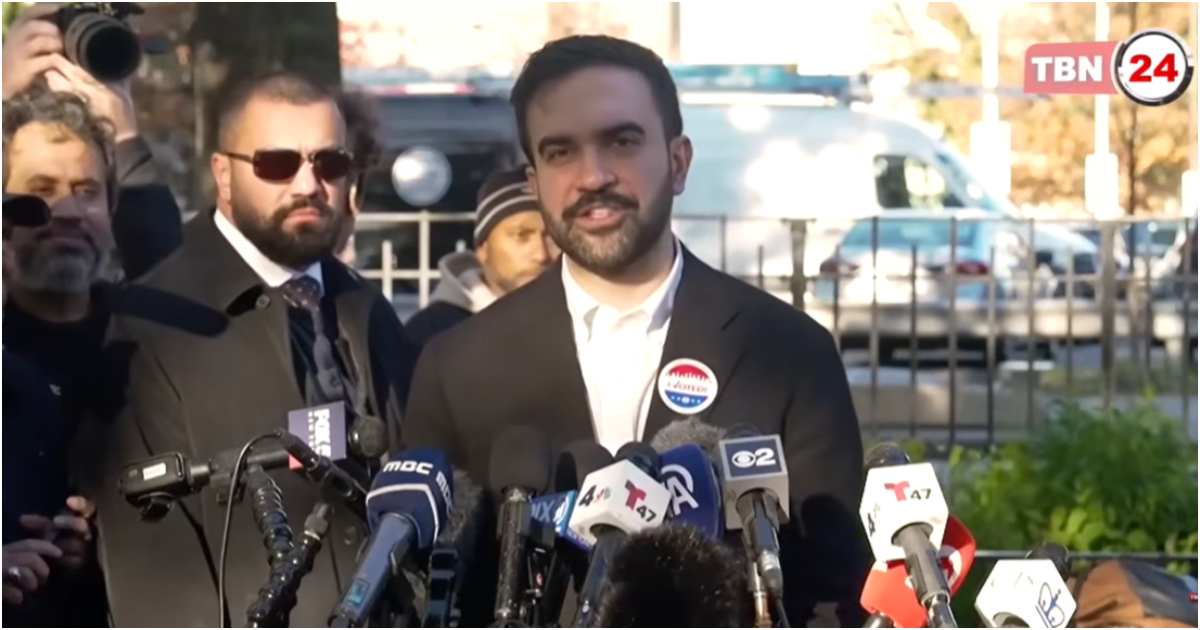 কুইন্স বোরোর অ্যাস্টোরিয়ার কেন্দ্রে মঙ্গলবার সকালে ভোট দেওয়ার পর সাংবাদিকদের উদ্দেশে বক্তব্য দেন ডেমোক্র্যাটিক পার্টির প্রার্থী জোরান মামদানি। ছবি: রয়টার্স/টিবিএন