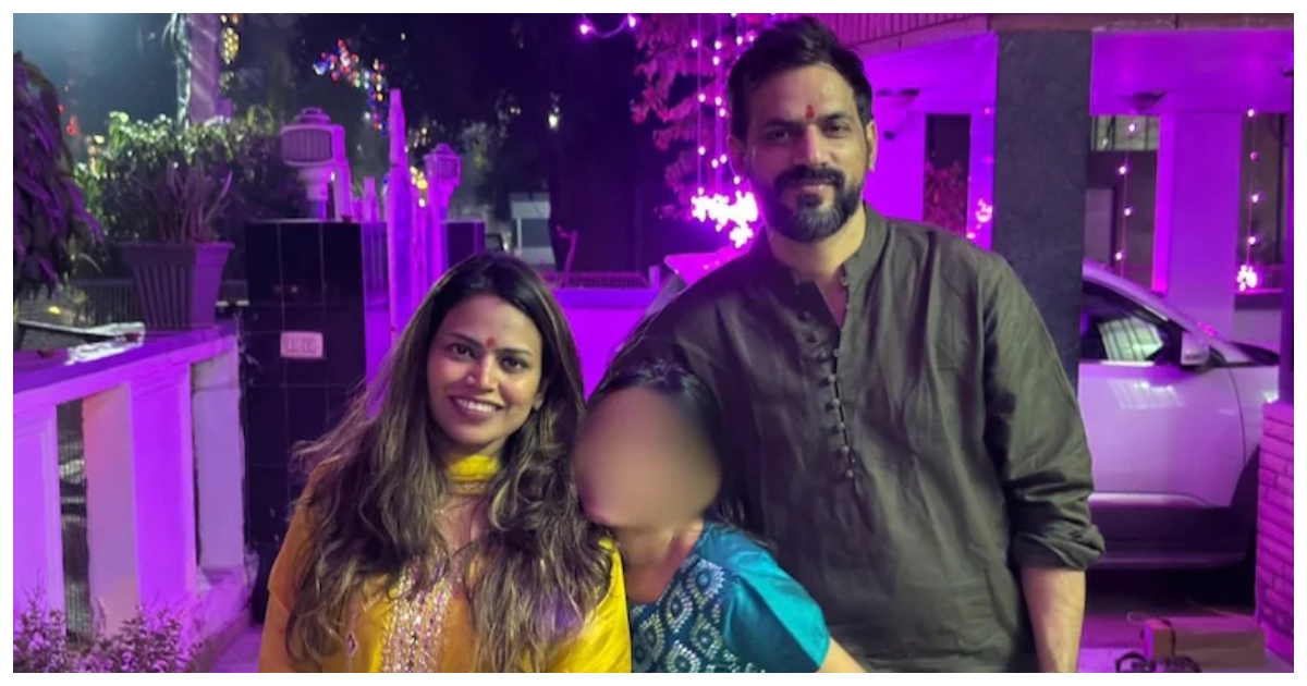 মা-বাবার সঙ্গে উৎপীড়নের শিকার ছাত্রী। ছবি: এনডিটিভি