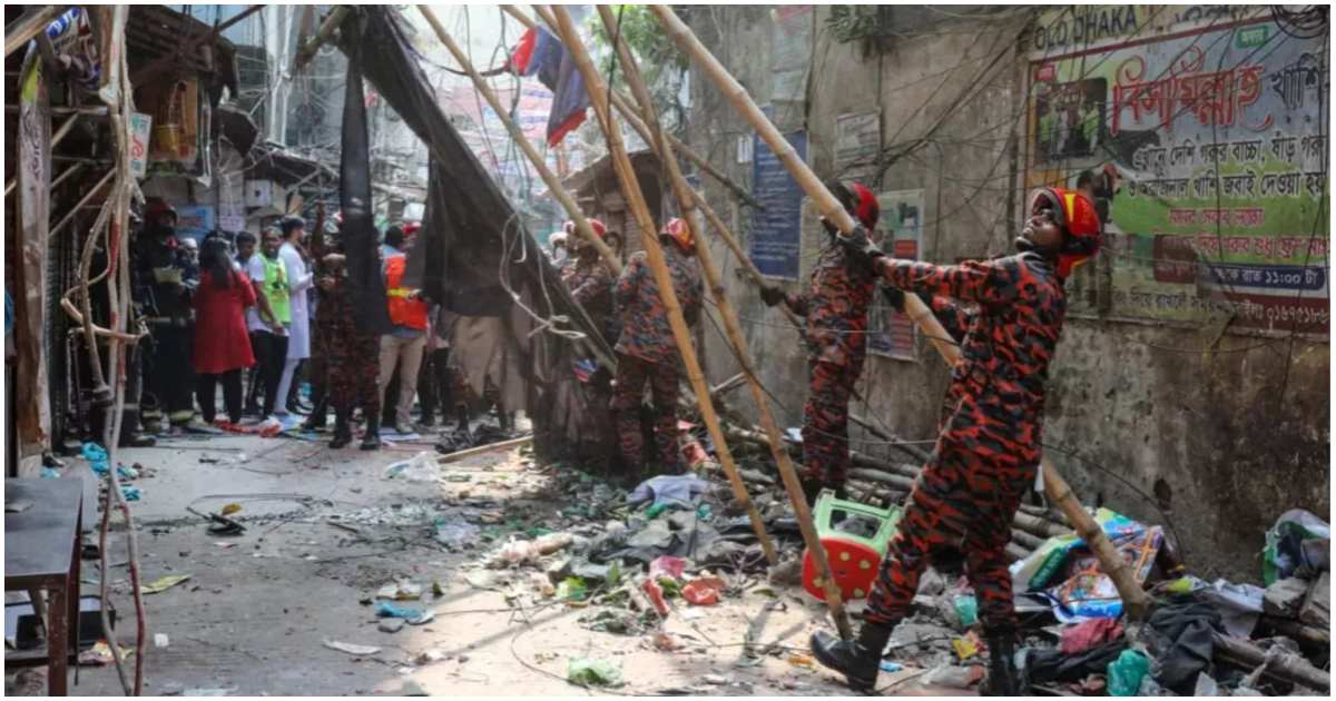 কসাইটুলীর ক্ষতিগ্রস্ত ভবনে কাজ করেন ফায়ার সার্ভিসের কর্মীরা। ছবি: রাকিবুল হাসান/ইউএনবি