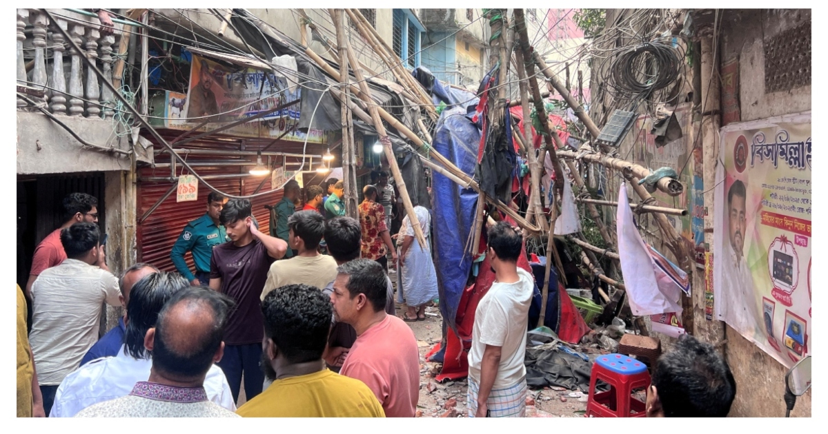 ঢাকায় তীব্র ভূমিকম্পের পর ক্ষতিগ্রস্ত ভবনের চিত্র। ছবি: রয়টার্স