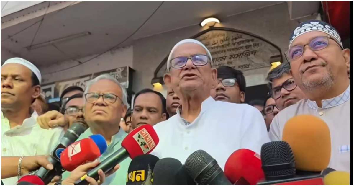 নয়াপল্টন সেন্ট্রাল জামে মসজিদে শুক্রবার জুমার নামাজ পরবর্তী বিশেষ প্রার্থনা কর্মসূচির পর সাংবাদিকদের সঙ্গে কথা বলেন বিএনপির মহাসচিব মির্জা ফখরুল ইসলাম আলমগীর। ছবি: ইউএনবি