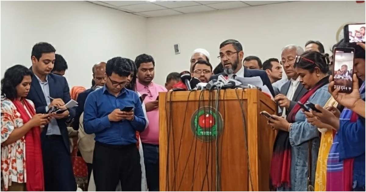 রাজধানীর আগারগাঁওয়ে নির্বাচন ভবনে রবিবার সিইসি এএমএম নাসির উদ্দিনের সভাপতিত্বে অনুষ্ঠিত কমিশনের সভা শেষে ব্রিফিং করেন ইসি আবুল ফজল মো. সানাউল্লাহ। ছবি: ইউএনবি