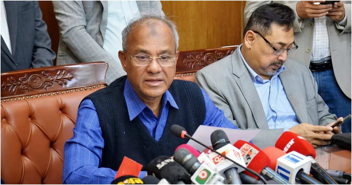 সচিবালয়ে শনিবার আইনশৃঙ্খলা বাহিনীর কোর কমিটির সভা শেষে সাংবাদিকদের ব্রিফ করেন স্বরাষ্ট্র উপদেষ্টা লেফটেন্যান্ট জেনারেল (অব.) মো. জাহাঙ্গীর আলম চৌধুরী। ছবি: স্বরাষ্ট্র মন্ত্রণালয়ের সৌজন্যে