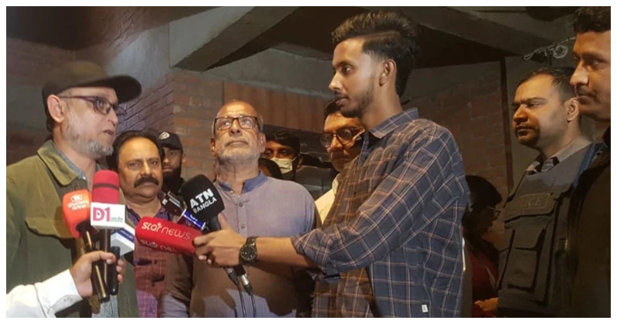 ছায়ানট পরিদর্শন শেষে সংস্কৃতি উপদেষ্টা মোস্তফা সরয়ার ফারুকী। ছবি: বাসস