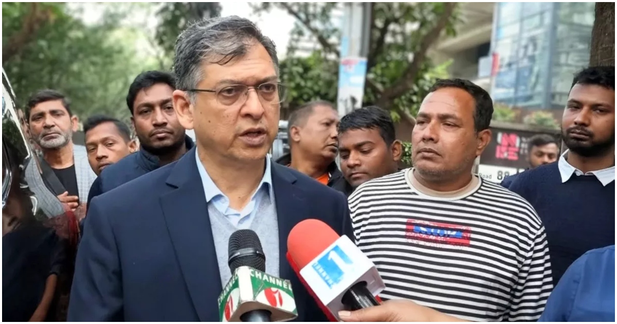 রাজধানীর গুলশানে শনিবার বিএনপি চেয়ারপারসনের রাজনৈতিক কার্যালয়ের সামনে সাংবাদিকদের সঙ্গে কথা বলেন বিএনপির স্থায়ী কমিটির সদস্য সালাহউদ্দিন আহমেদ। ছবি: ইউএনবি