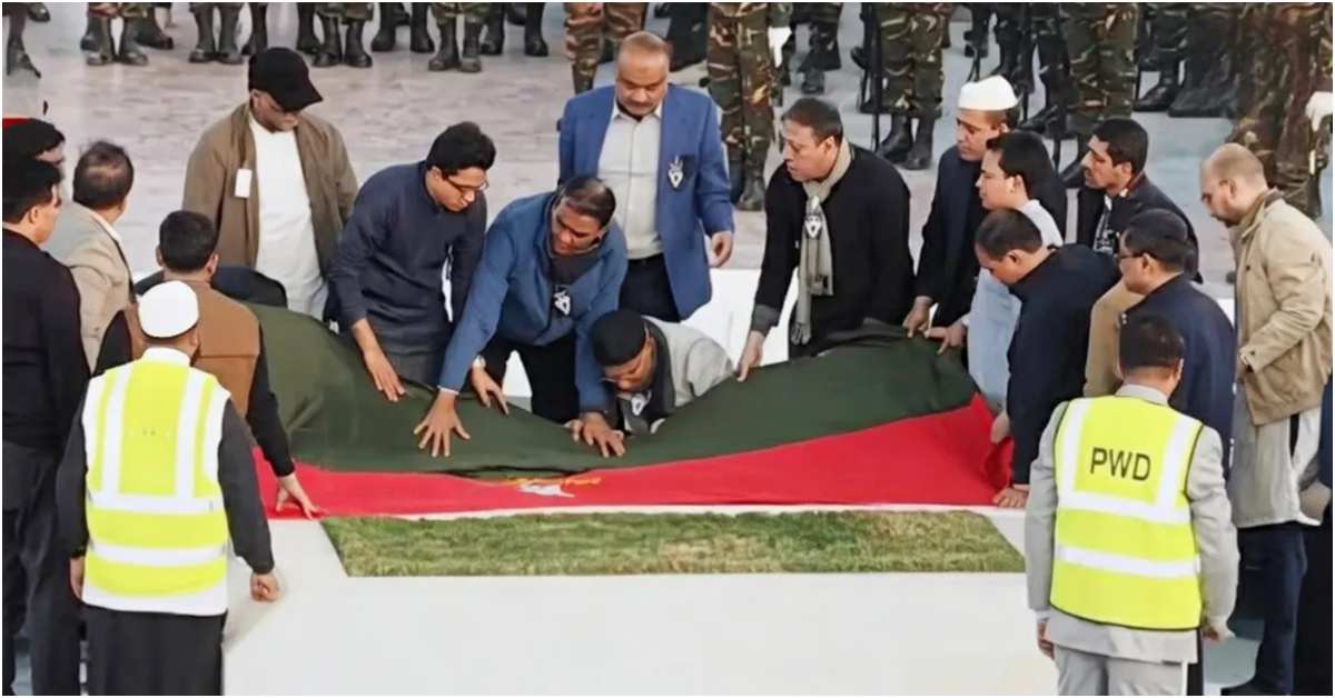 জিয়াউর রহমানের কবরের পাশে খালেদা জিয়ার দাফন সম্পন্ন হয়। বুধবার, ৩১ ডিসেম্বর বিকেলে। ছবি: ইউএনবি