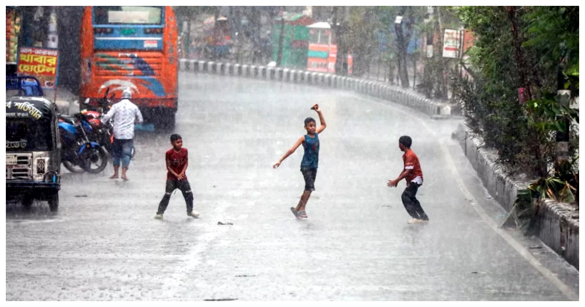লঘুচাপের কারণে আজ রাজধানী ঢাকায় সকাল থেকে দুপুর পর্যন্ত বজ্রসহ ভারী বৃষ্টিপাত হয়েছে। ছবি: ইউএনবি
