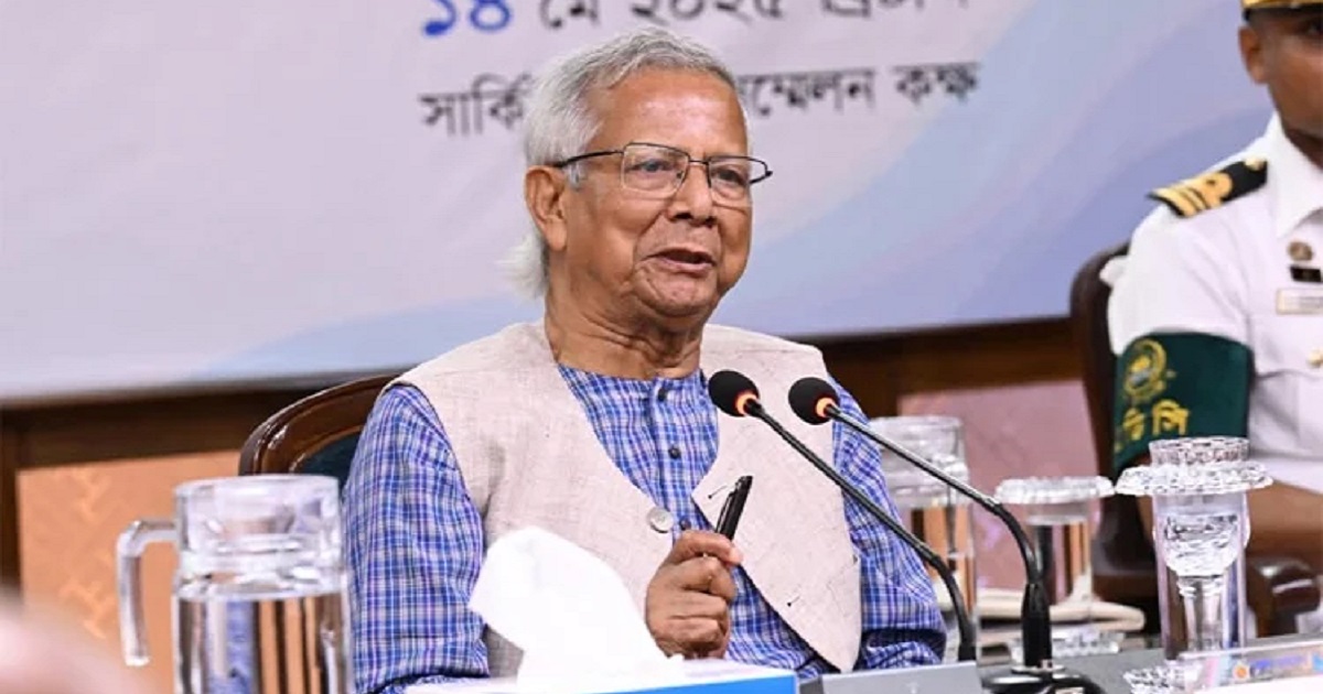 বুধবার চট্টগ্রাম বিশ্ববিদ্যালয়গামী অক্সিজেন-হাটহাজারী সড়কের যানজট পরিস্থিতি সম্পর্কে প্রধান উপদেষ্টা অধ্যাপক ড. মুহাম্মদ ইউনূস ব্রিফিং করেন। ছবি: প্রধান উপদেষ্টার ফেসবুক