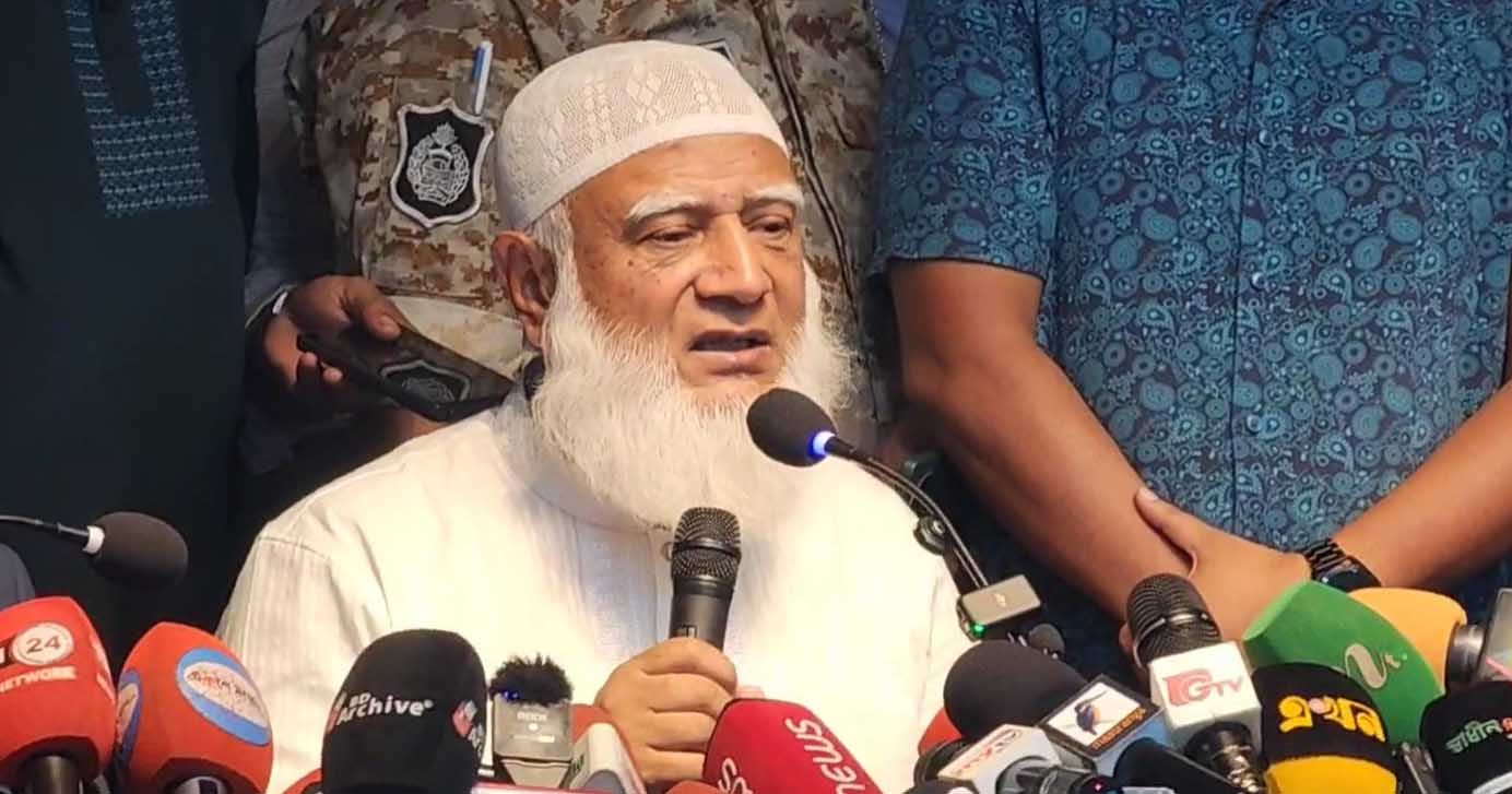 যমুনার সামনে শনিবার রাতে সাংবাদিকদের সঙ্গে কথা বলেন জামায়াতে ইসলামীর আমির ডা. শফিকুর রহমান। ছবি: সংগৃহীত