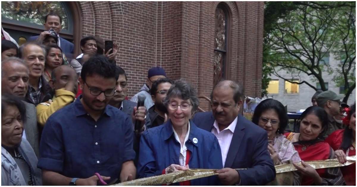 নানা আনুষ্ঠানিকতার মধ্য দিয়ে মেলার উদ্বোধন করেন জনপ্রিয় ঔপন্যাসিক ও কবি সাদাত হোসাইন।  ছবি: টিবিএন