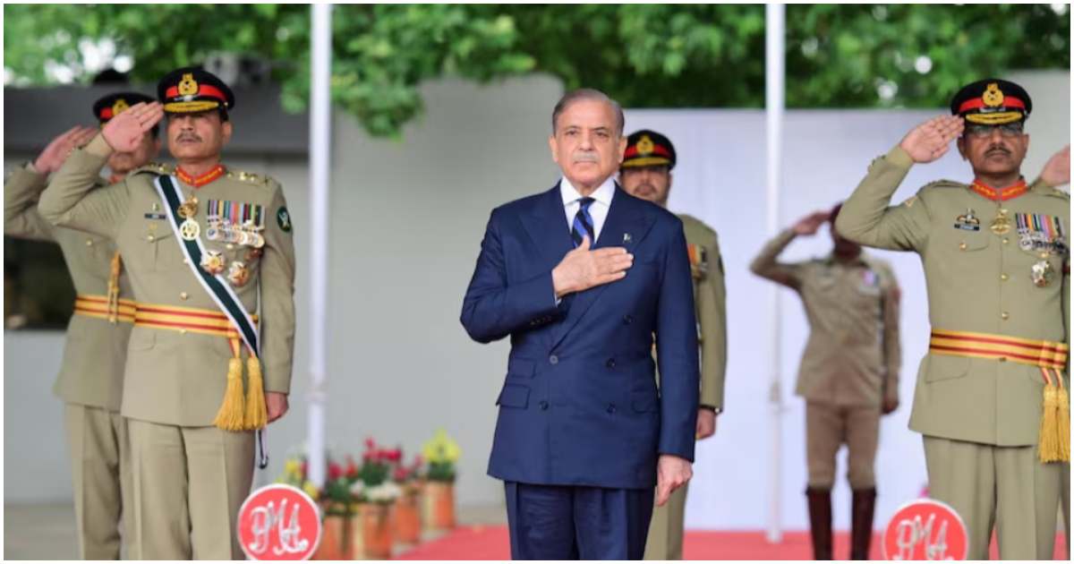 পাকিস্তানের অ্যাবোটাবাদের কাকুলে ২০২৫ সালের ২৬ এপ্রিল পাকিস্তান মিলিটারি অ্যাকাডেমির ১৫১তম লং কোর্সের সমাপনী অনুষ্ঠানে দেশটির চিফ অব আর্মি স্টাফ আসিম মুনিরের (ডানে) সঙ্গে প্রধানমন্ত্রী শেহবাজ শরিফ। ছবি: প্রেস ইনফরমেশন ডিপার্টমেন্ট/রয়টার্স