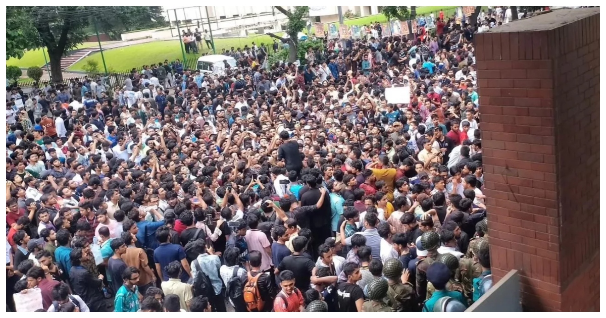 শিক্ষা উপদেষ্টা ও শিক্ষা সচিবের পদত্যাগ দাবিতে বিক্ষোভ করছেন শিক্ষার্থীরা। ছবি: ইউএনবি