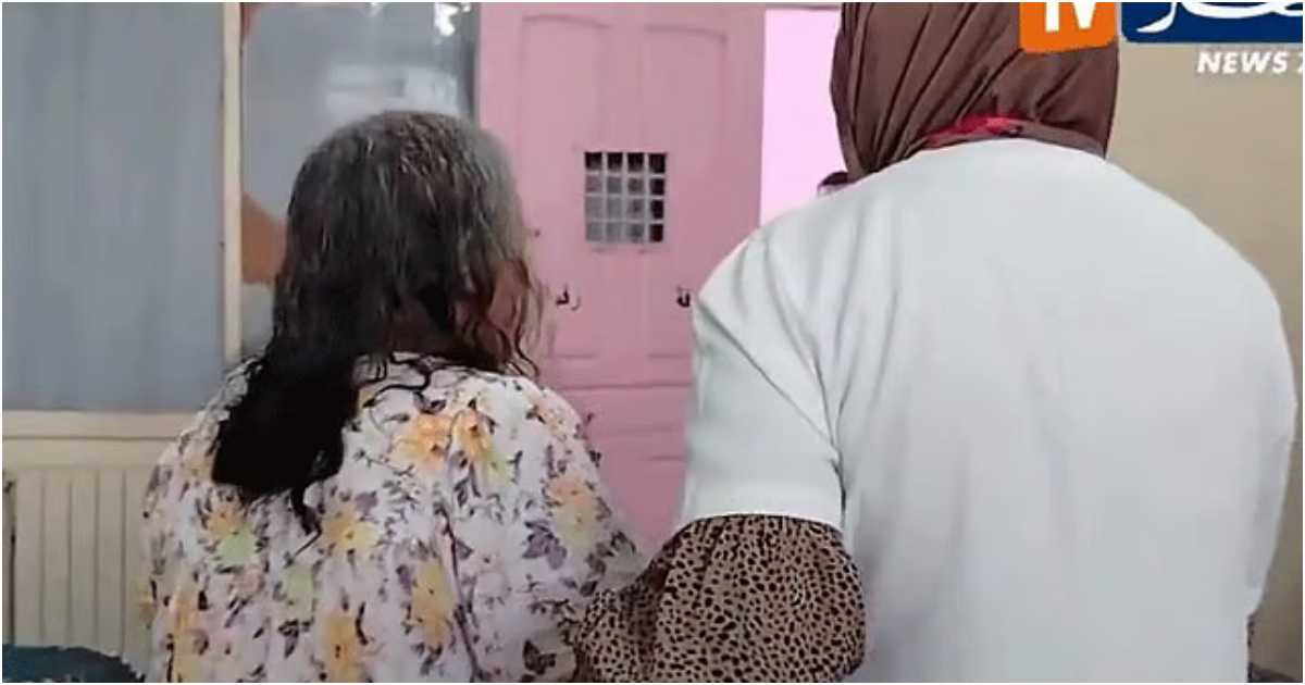 স্থানীয় এক বাসিন্দার কাছ থেকে খবর পেয়ে অবশেষে পুলিশ ও সিভিল ডিফেন্সের লোকজন এসে বসবাসের স্থান থেকে ওই নারীকে বের করে আনেন। ছবি: গালফ নিউজ