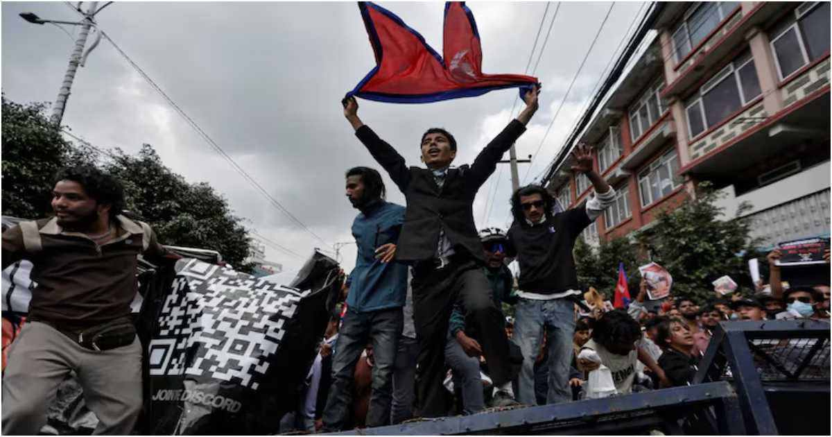 দেশে দুর্নীতি ও সামাজিক যোগাযোগের কয়েকটি অ্যাপের ওপর সরকারের নিষেধাজ্ঞার প্রতিবাদ জানাতে সড়কে নামেন জেন-জির বিক্ষোভকারীরা। ছবি: রয়টার্স