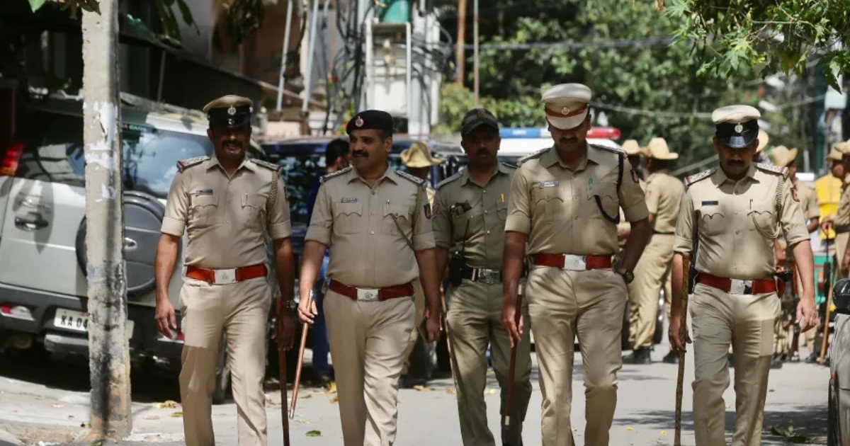 ঘটনাস্থল থেকে অভিযুক্তকে গ্রেপ্তার করে স্থানীয় পুলিশ। ছবি: ওয়াল পেপার্স ডটকম