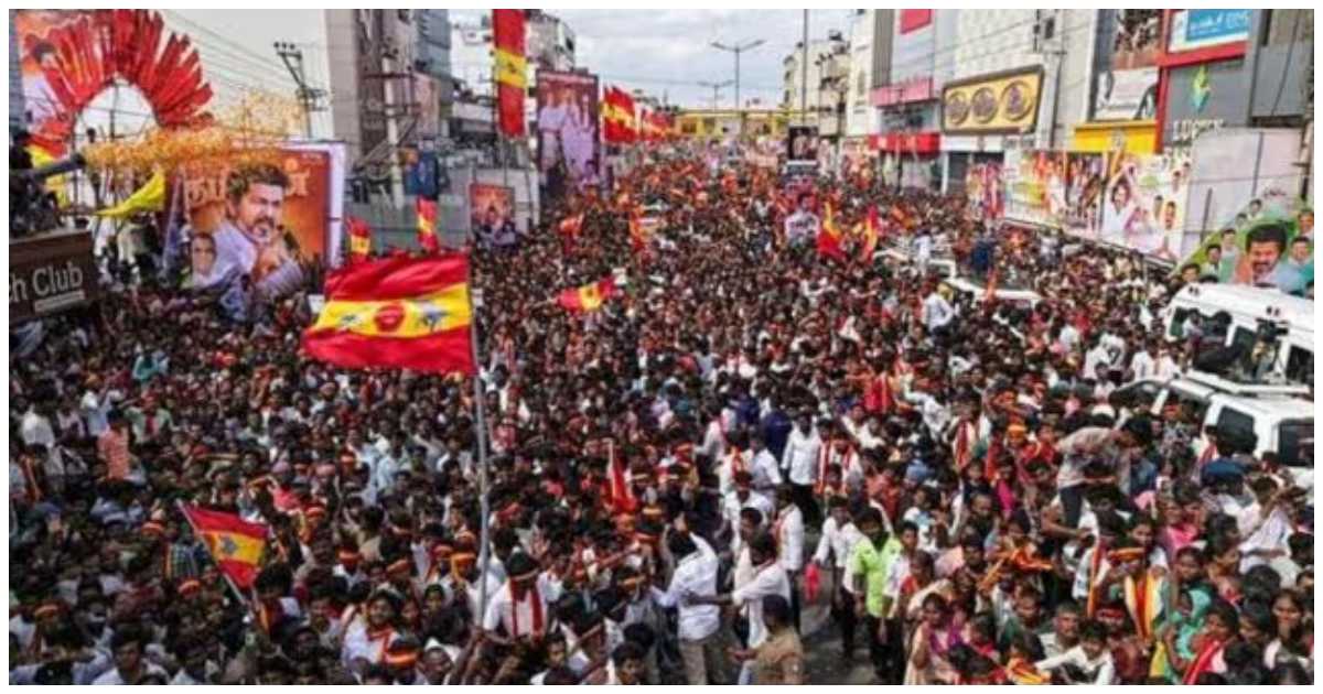 থালাপতি বিজয়ের সমাবেশে আগত লোকজনের একাংশ। ছবি:  পিটিআই
