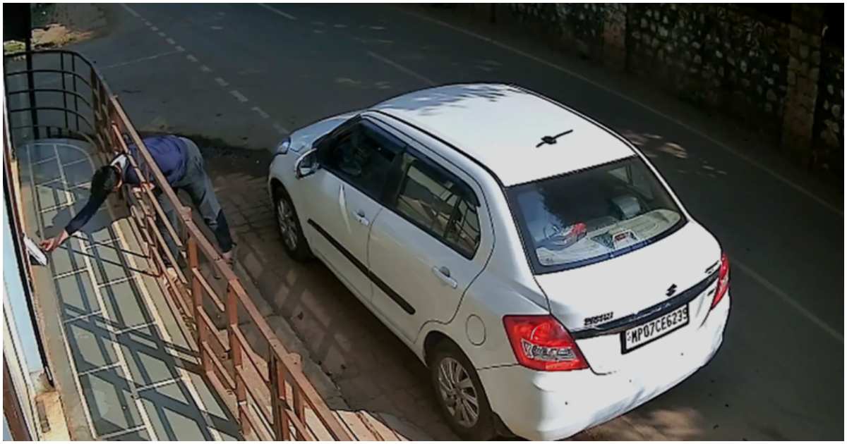 ডিজায়ার ব্র্যান্ডের গাড়িটিকে আইনজীবীর চেম্বারের বাইরে রাখেন ওই ব্যক্তি। সে গাড়ি থেকে বেরিয়ে এসে রেলিংয়ের ভেতরে থাকা পত্রিকাটিকে হাতে নিতে সক্ষম হন গাড়িটি চালিয়ে আসা ব্যক্তি। ছবি: এনডিটিভি