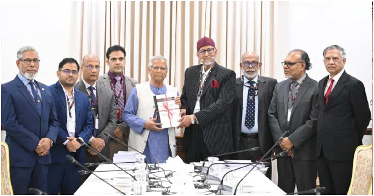 বিডিআর বিদ্রোহ হিসেবে পরিচিত হত্যাযজ্ঞের ঘটনা তদন্তের জন্য গঠিত জাতীয় স্বাধীন তদন্ত কমিশন রবিবার প্রধান উপদেষ্টা ড. ইউনূসের কাছে তাদের প্রতিবেদন জমা দিয়েছে। ছবি: প্রধান উপদেষ্টার প্রেস উইং