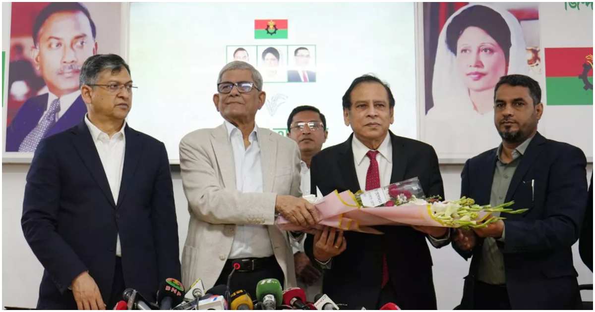 গুলশানে বিএনপি চেয়ারপারসনের রাজনৈতিক কার্যালয়ে দলটির মহাসচিব মির্জা ফখরুল ইসলাম আলমগীর সোমবার বেলা সাড়ে ১১টার দিকে রেজাকে ফুল দিয়ে বরণ করে নেন। ছবি: বিএনপির মিডিয়া সেল