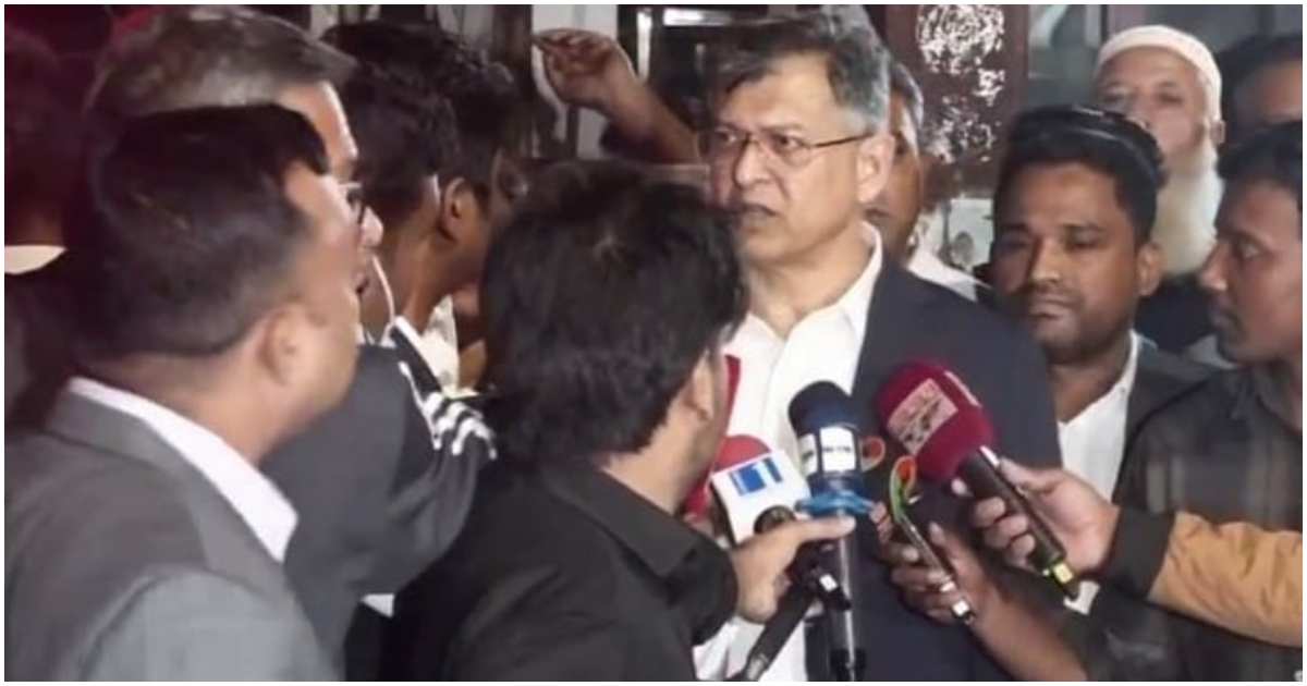 রাজধানীর গুলশানে বিএনপি চেয়ারপারসনের কার্যালয়ে সোমবার  রাতে দলটির সর্বোচ্চ নীতি নির্ধারণী ফোরাম স্থায়ী কমিটির বৈঠক শেষে সাংবাদিকদের সঙ্গে কথা বলেন বিএনপির স্থায়ী কমিটির সদস্য সালাহউদ্দিন আহমেদ। ছবি: বাসস