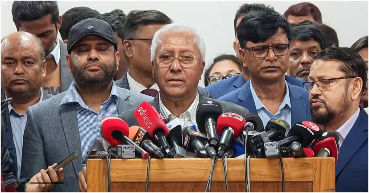 রাজধানীর আগারগাঁওয়ে নির্বাচন ভবনে শনিবার দুপুরে সাংবাদিকদের সঙ্গে কথা বলেন ইসির জ্যেষ্ঠ সচিব আখতার আহমেদ। ছবি: ইউএনবি