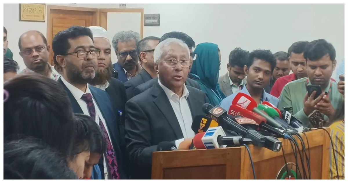 নির্বাচন ভবনে বৃহস্পতিবার (১২ ফেব্রুয়ারি) দুপুর ১টা ১০ মিনিটে সাংবাদিকদের সাথে প্রেস ব্রিফিং এ ইসি সচিব আখতার আহমেদ। ছবি: ইউএনবি