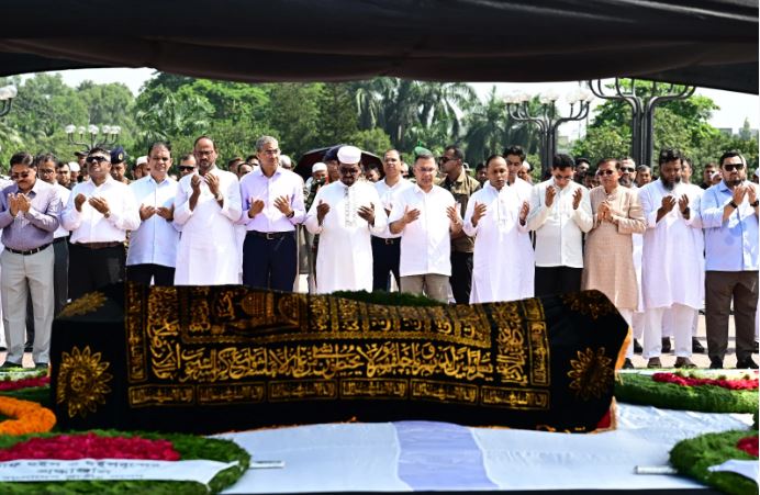 সাবেক সংসদ সদস্য ও বিএনপির বাণিজ্য বিষয়ক সম্পাদক সালাহউদ্দিন আহমেদের জানাজায় অংশ নেন প্রধানমন্ত্রী ও বিএনপি চেয়ারম্যান তারেক রহমান। ছবি : পিএমও