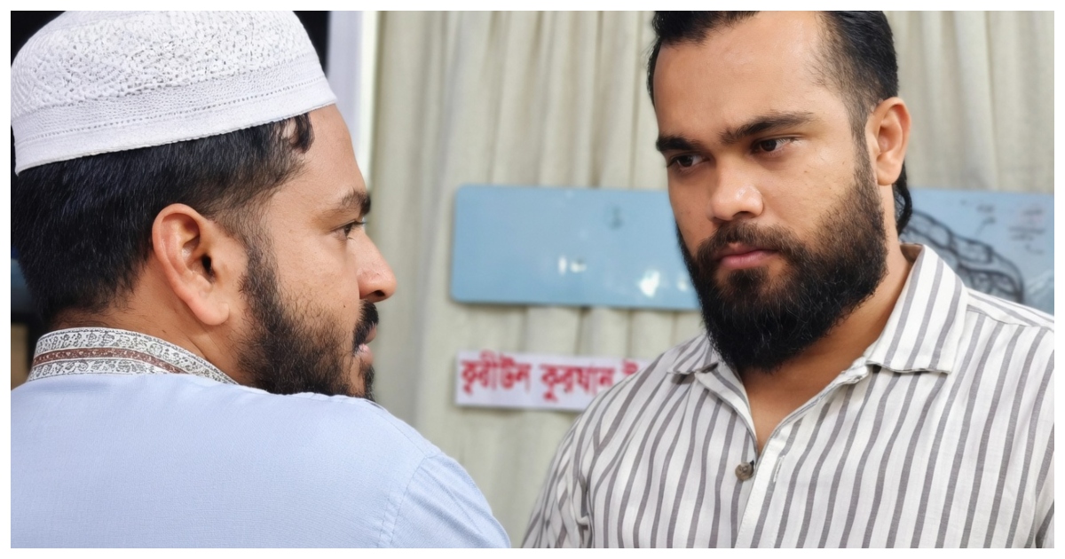 চুমুর অভিযোগে আটক শিক্ষক  মো. মোসলেম আহমদ (বাঁ পাশে) ও ভুক্তভোগী শিশুর বাবা শাহজালাল রুমি।