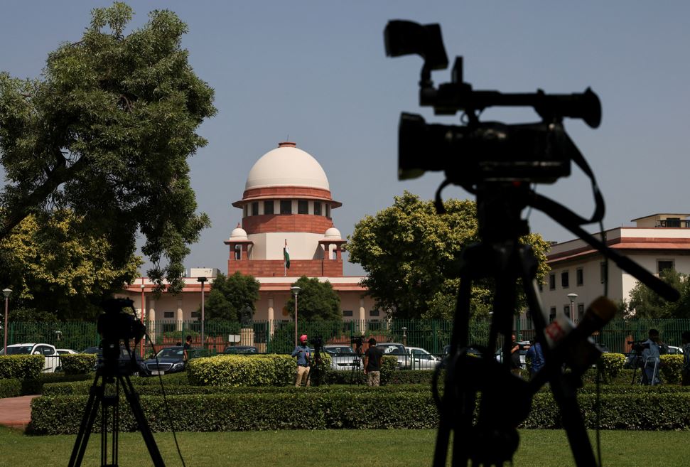 ভারতের সুপ্রিম কোর্টের বাইরে ক্যামেরার সামনে গণমাধ্যমের প্রতিনিধিরা কথা বলছেন। ছবি : রয়টার্স
