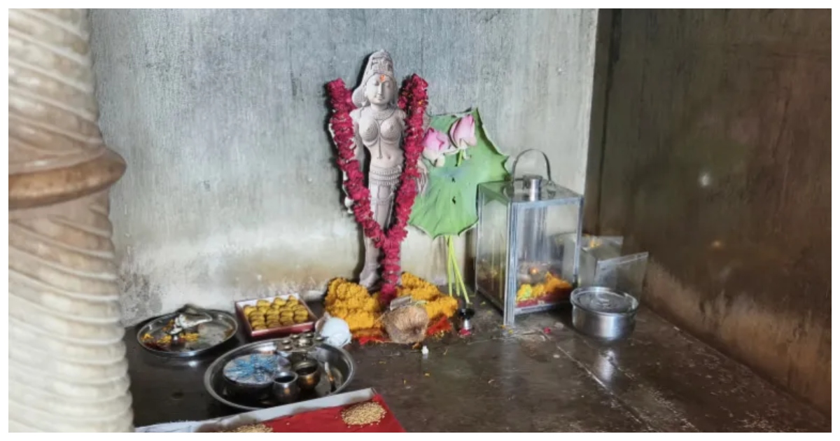 হাইকোর্টের রায়ের পর কামাল মাওলা মসজিদে স্থাপিত বাগদেবীর অস্থায়ী মূর্তি। ছবি: আল জাজিরা