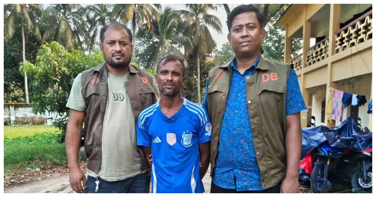কিশোরী জান্নাতুল তাজমিনকে ধর্ষণ ও হত্যায় অভিযুক্ত মো. সুমন মিয়া (বাঁ থেকে দ্বিতীয়)।